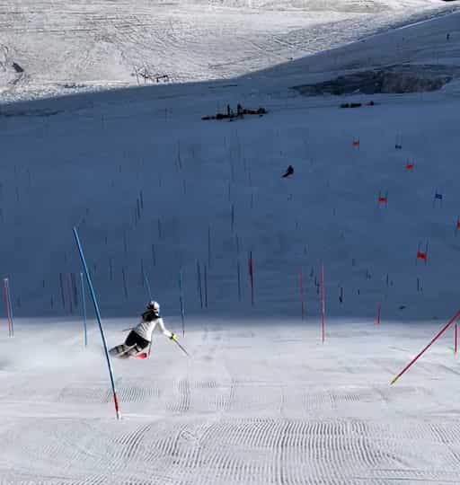 Slalom-Stangentraining auf dem Saas-Fee Gletscher